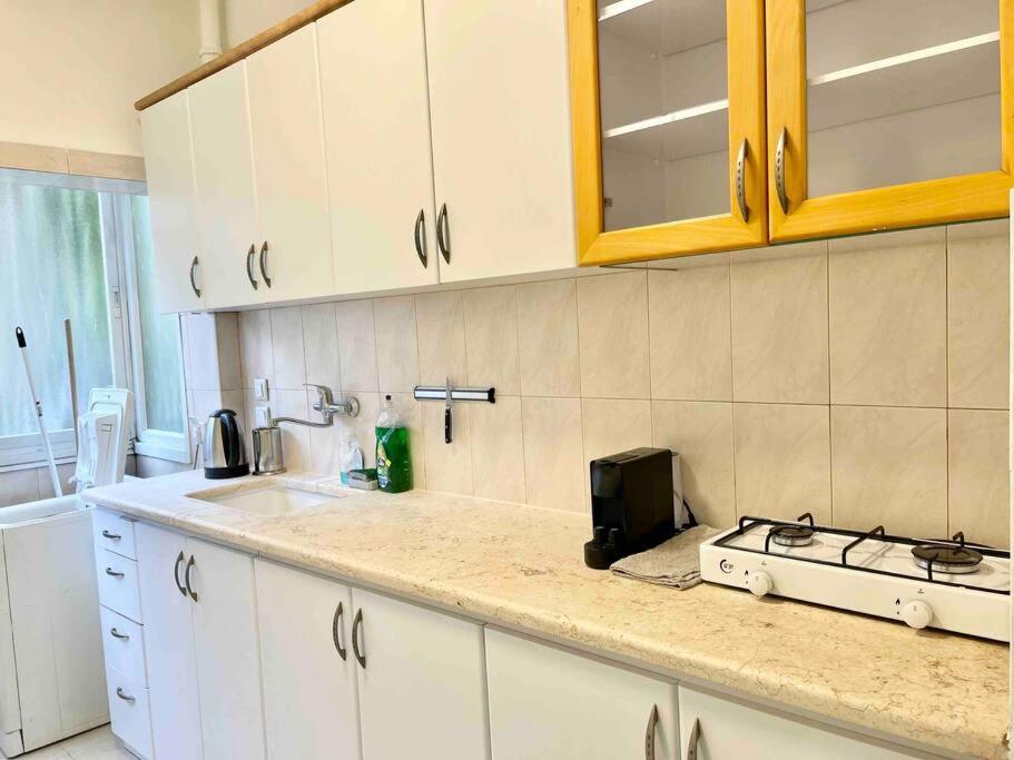 مطبخ أو مطبخ صغير في Rambam BEACH apartment