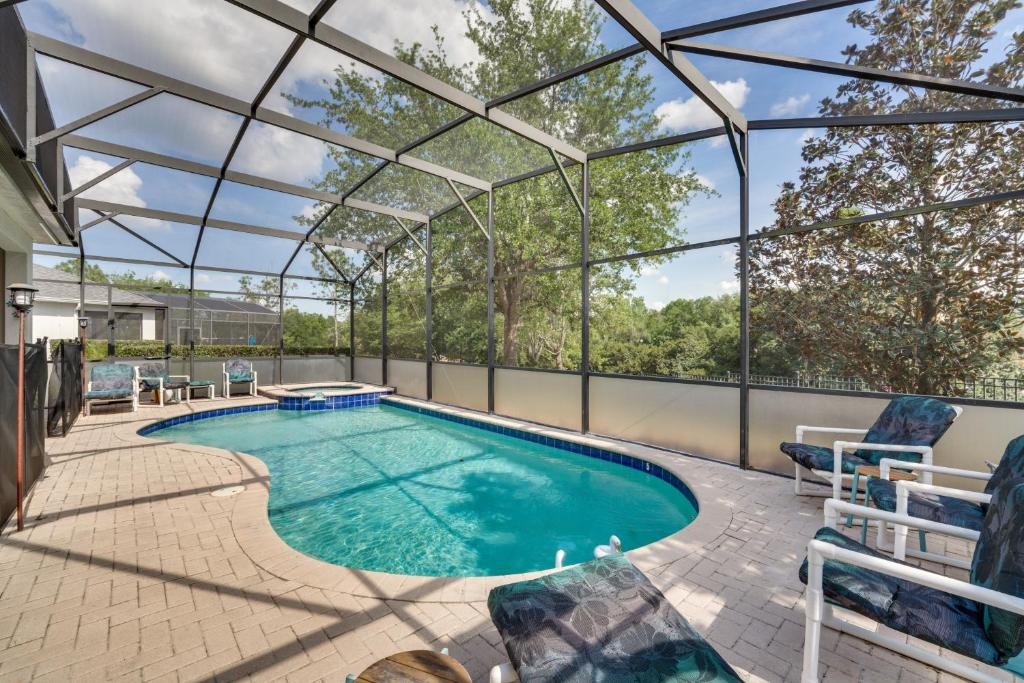 einen Innenpool mit Glasdach in der Unterkunft Spacious Home in Gated Resort, 2 Mi to Disney! in Orlando