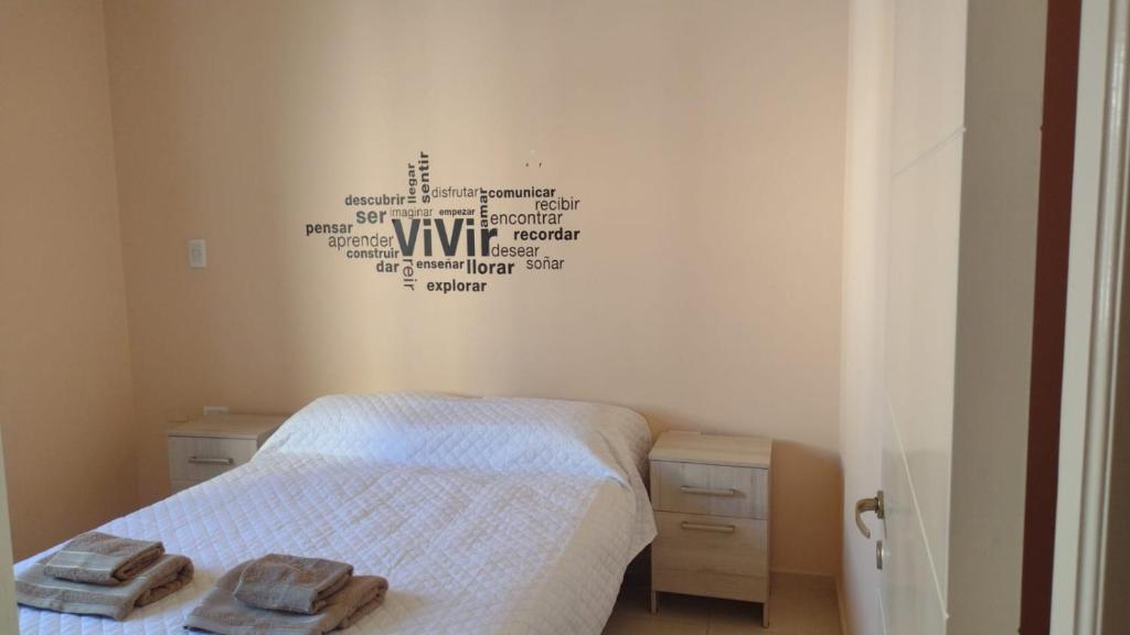 メンドーサにあるDepartamento Mendozaのベッドルーム1室(ベッド1台、タオル2枚付)