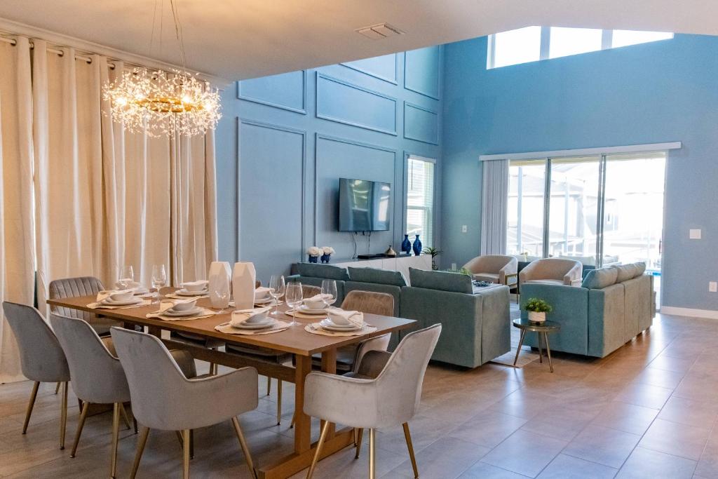 una sala da pranzo con tavolo e sedie di Beautiful 5bed home close to Disney 1131KING a Kissimmee