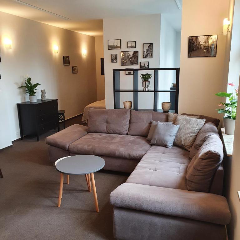 uma sala de estar com um sofá e uma mesa em Ferienapartment Lilo em Eisenhüttenstadt
