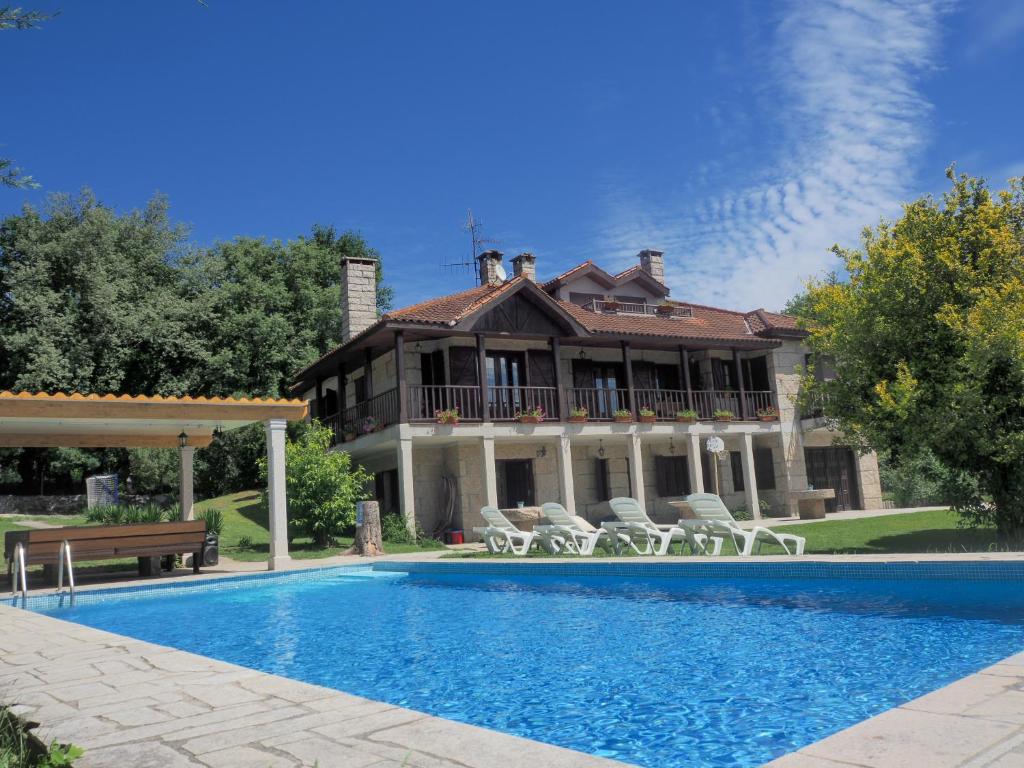 a house with a swimming pool in front of a house at Espectacular Casa con Piscina en Allariz in Allariz