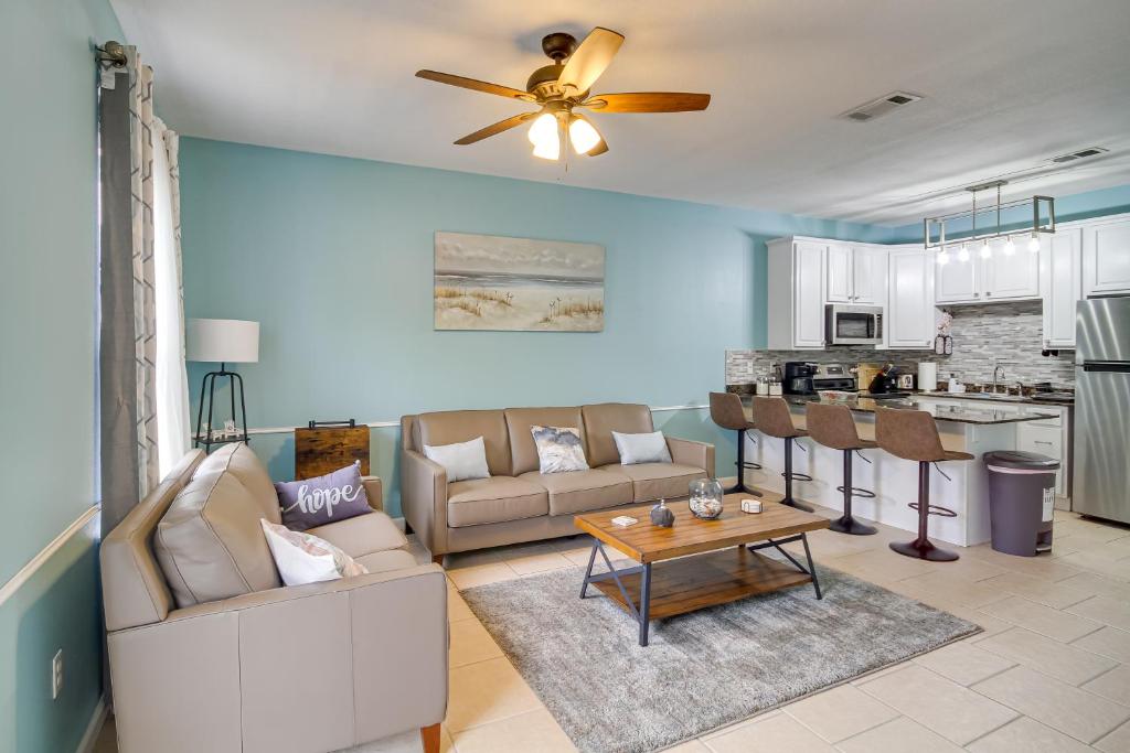- un salon avec un canapé et une table dans l'établissement Cozy Gulfport Abode with Pool Access - Walk to Beach, à Gulfport