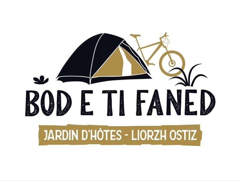 un logo per una tenda malandata e una bicicletta di Bod e ti Faned, jardin d'hôtes des randonneurs a Tréguier