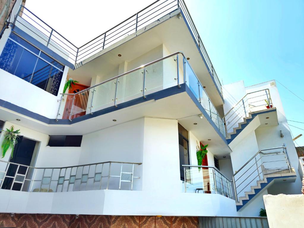 - Edificio con escaleras y balcón en Hospedaje Celerina & Elio, en Lima