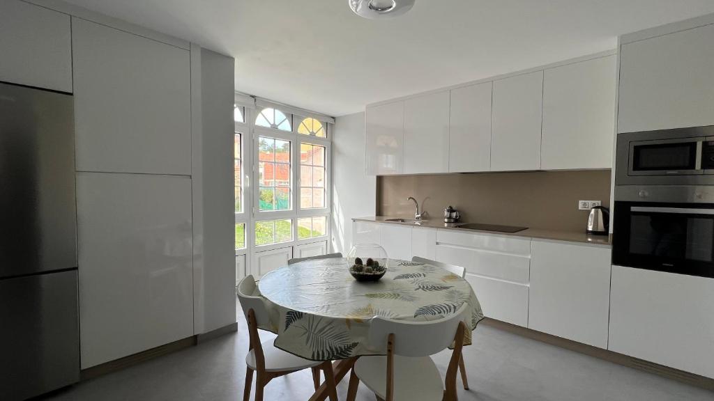 A kitchen or kitchenette at Apartamentos Maria de Lucia- Ático