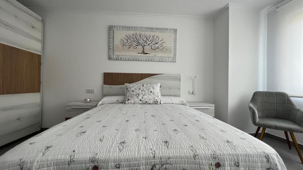 A bed or beds in a room at Apartamentos Maria de Lucia- Ático