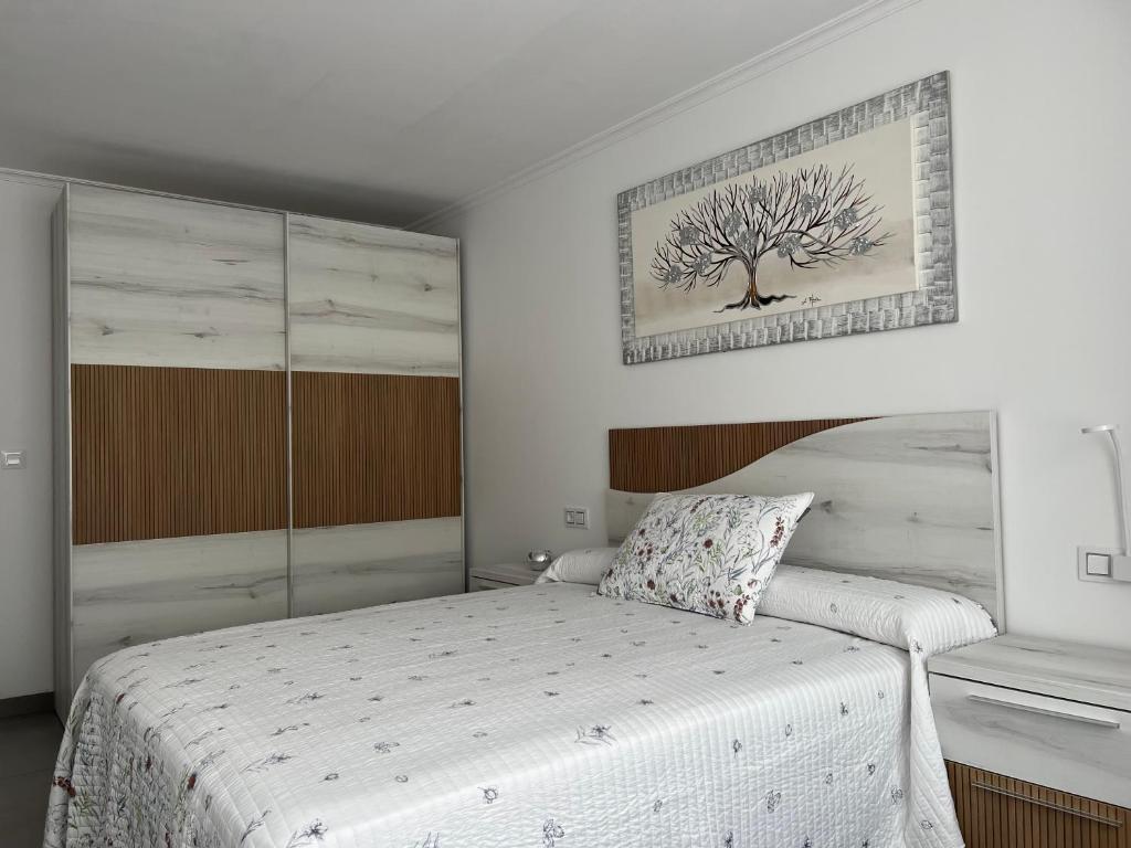 A bed or beds in a room at Apartamentos Maria de Lucia- Ático