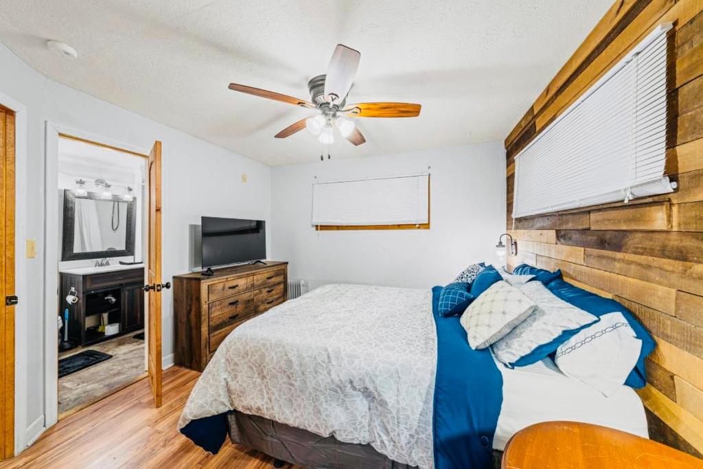 um quarto com uma cama e uma ventoinha de tecto em Cozy Cub Mountain Escape em Gatlinburg