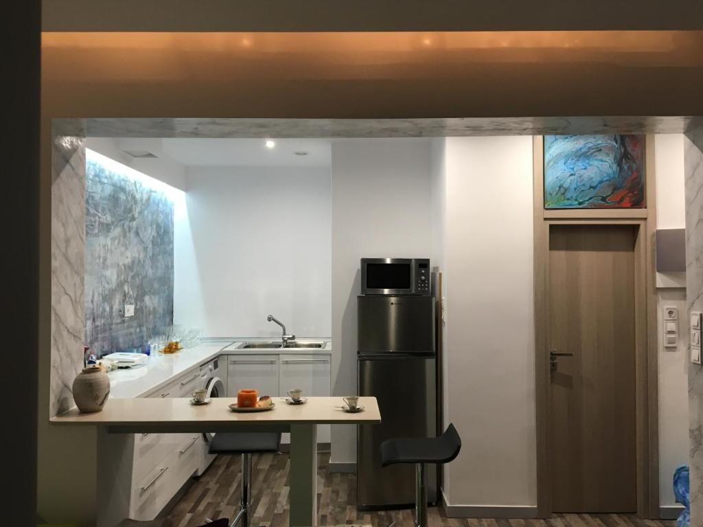 Kuchyň nebo kuchyňský kout v ubytování Apartment Center Piraeus location Kastella Passalimani Port