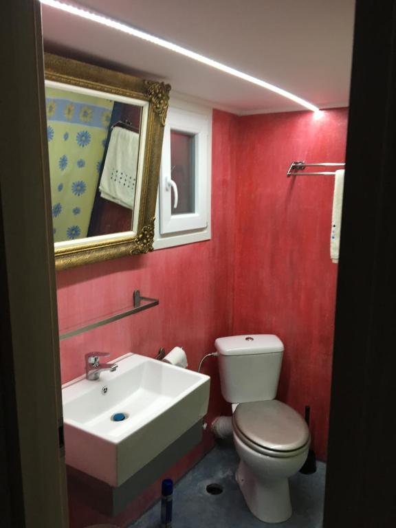 Koupelna v ubytování Apartment Center Piraeus location Kastella Passalimani Port