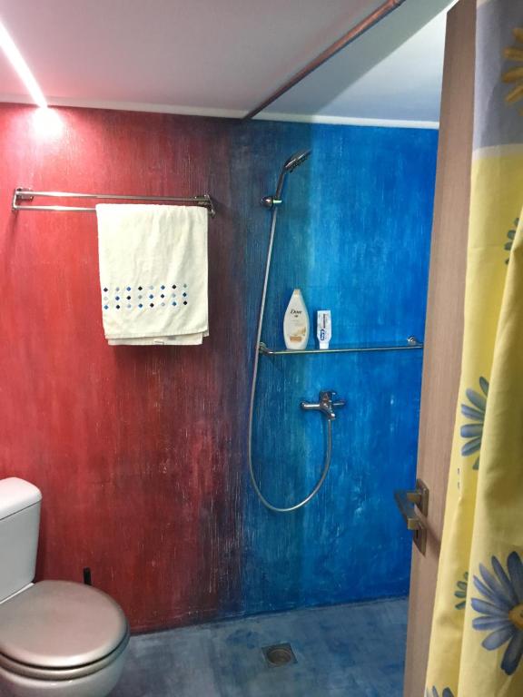 Koupelna v ubytování Apartment Center Piraeus location Kastella Passalimani Port