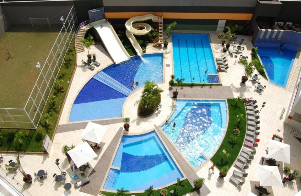 una vista aérea de una gran piscina en Veredas do Rio Quente Hotel Service en Rio Quente