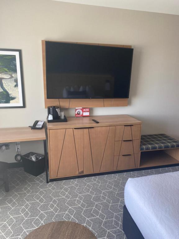 Running Aces Hotel & Casino, Trademark Collection by Wyndham - King Room With Track View, Non-Smoking