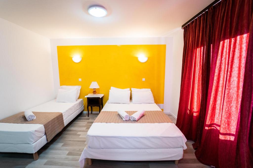 Postel nebo postele na pokoji v ubytování Céline hôtel le miridan