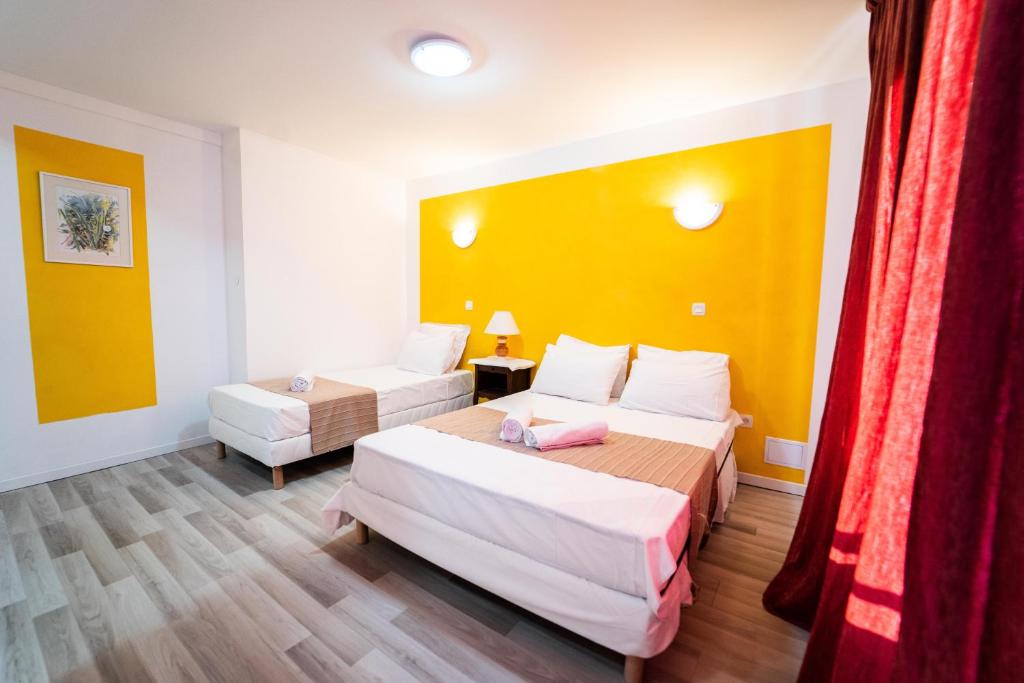 Postel nebo postele na pokoji v ubytování Céline hôtel le miridan