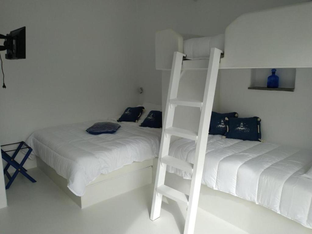 En eller flere senge i et værelse på Νissos K