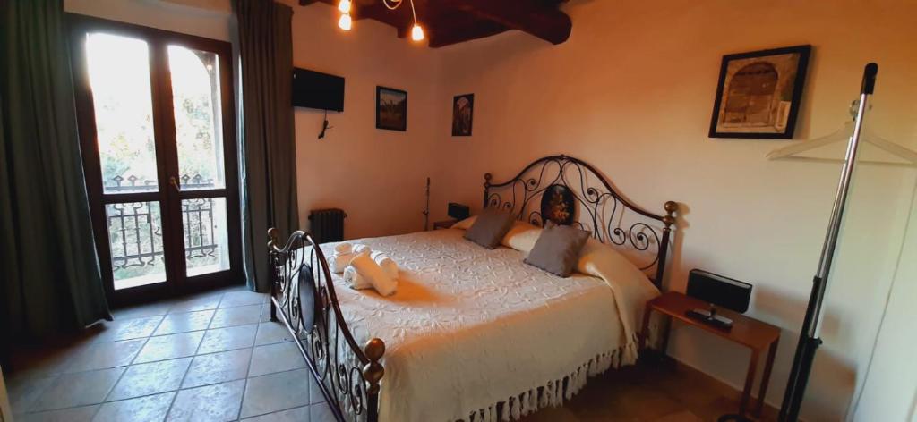 een slaapkamer met een groot bed in een kamer bij Casa Lale in Corchiano