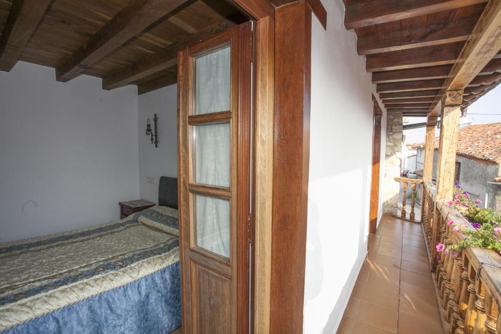 A bed or beds in a room at El Cabañon de Pimiango