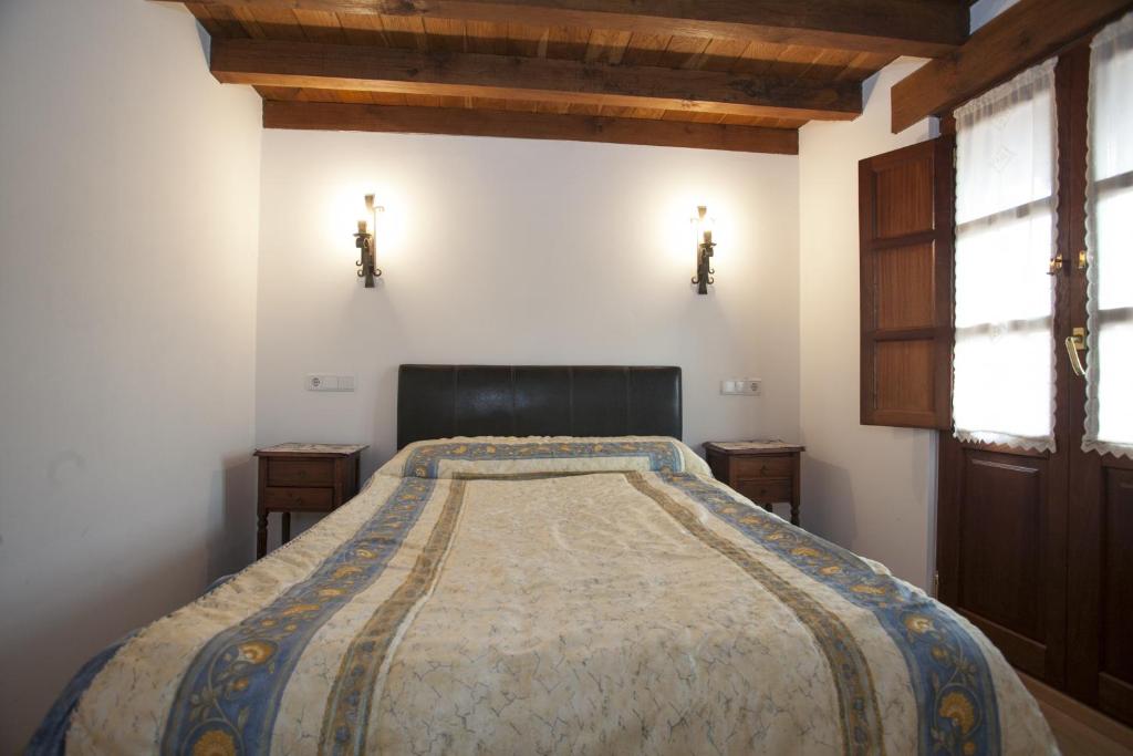 A bed or beds in a room at El Cabañon de Pimiango