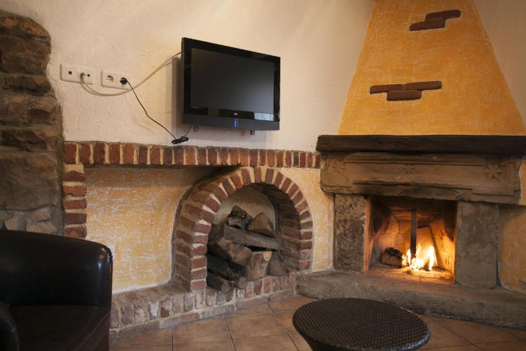 A television and/or entertainment centre at El Cabañon de Pimiango