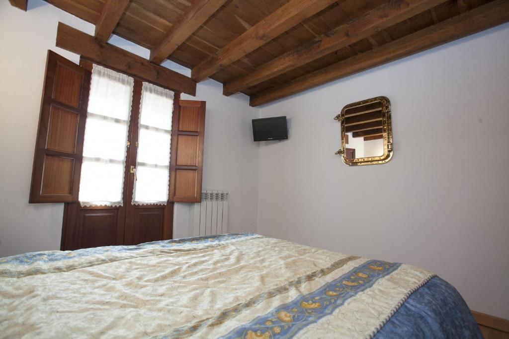 A bed or beds in a room at El Cabañon de Pimiango