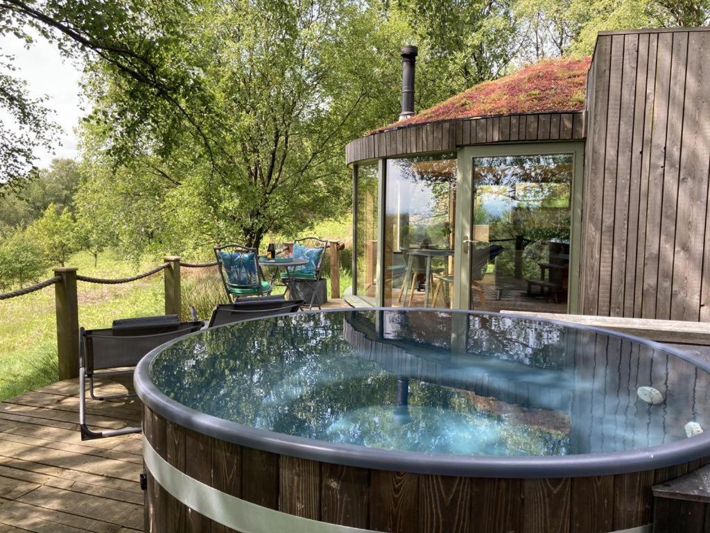 un bain à remous sur une terrasse avec un kiosque dans l'établissement Luxury romantic Roundhouse and hot tub for two, à Glasgow