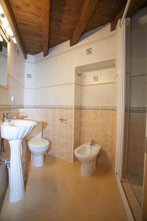 A bathroom at El Cabañon de Pimiango