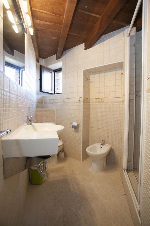 A bathroom at El Cabañon de Pimiango