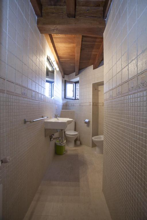 A bathroom at El Cabañon de Pimiango