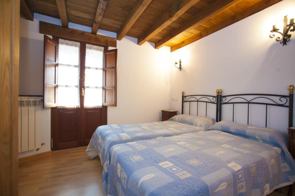 A bed or beds in a room at El Cabañon de Pimiango