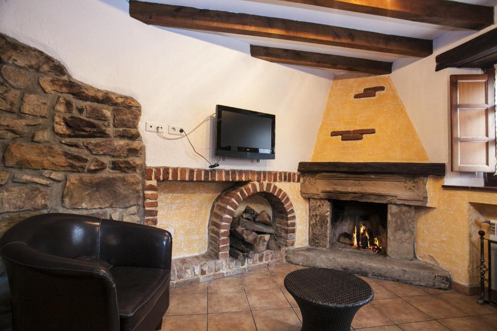 A television and/or entertainment centre at El Cabañon de Pimiango