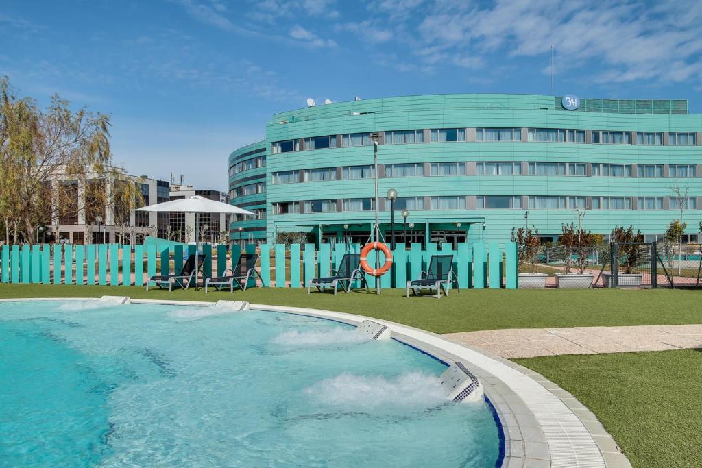 Bazén v ubytovaní BAH Barcelona Airport Hotel alebo v jeho blízkosti