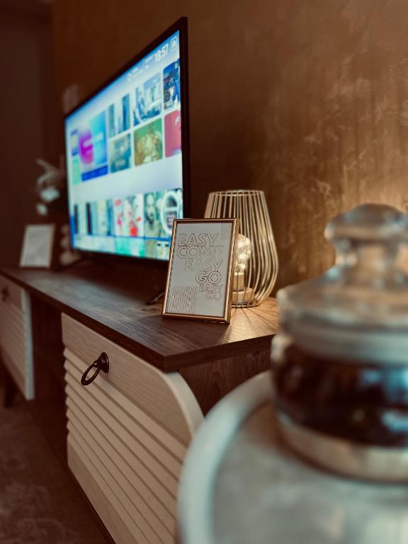 TV in/ali zabaviščno središče v nastanitvi Apartman Puket