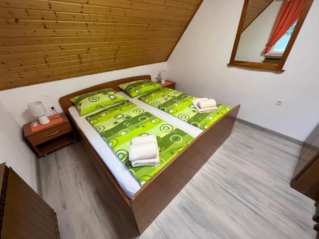 Postel nebo postele na pokoji v ubytování Apartmaji in Sobe Cuder