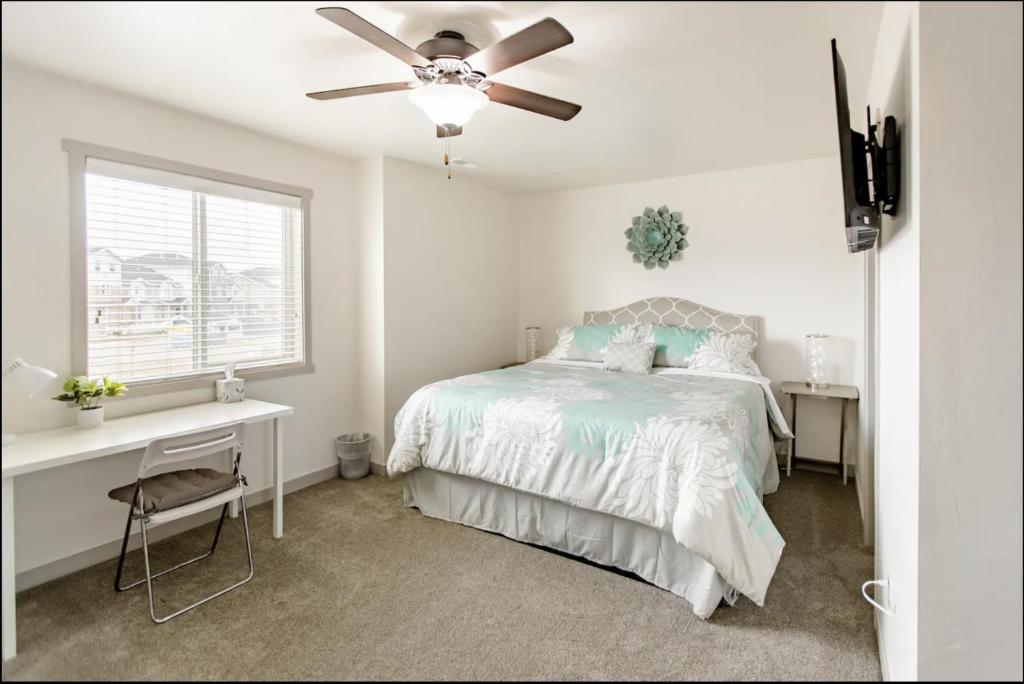 En eller flere senge i et værelse på Family-friendly Suite with HotTub MemoryBeds SmartTV