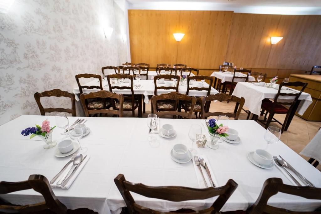Restaurace v ubytování Céline hôtel le miridan