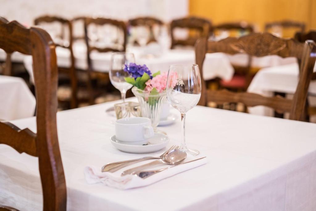Restaurace v ubytování Céline hôtel le miridan