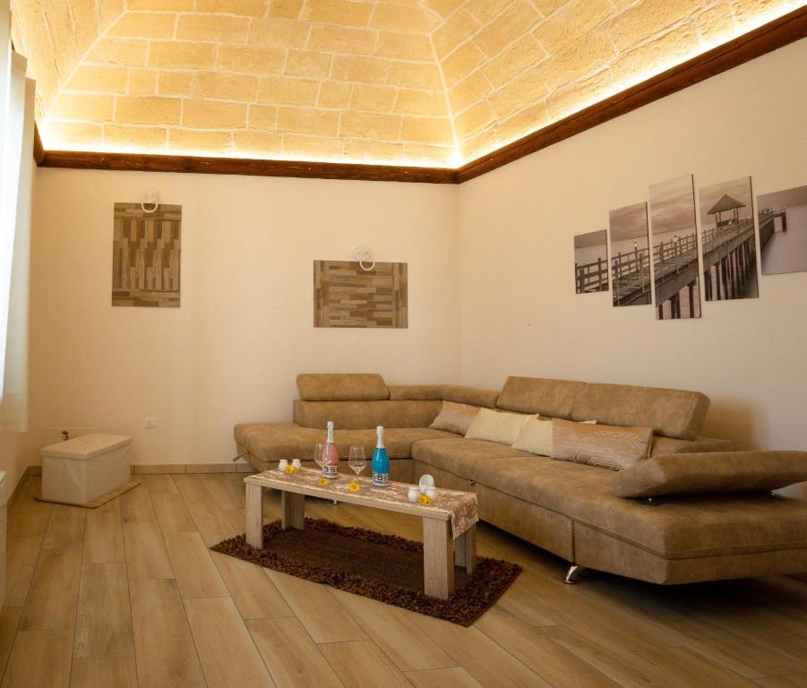 un soggiorno con divano e tavolo di Casa Vacanza Patrizia a Marsala