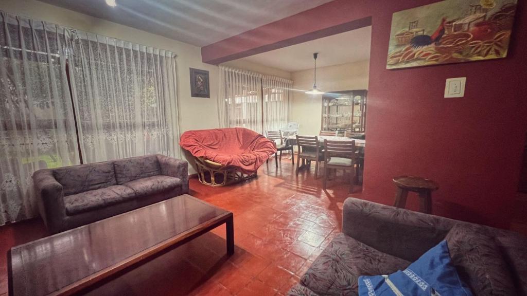 ein Wohnzimmer mit einem Sofa und einem Tisch in der Unterkunft Casa Carhuaz in Carhuaz