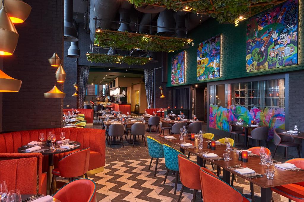 un restaurante con mesas y sillas en una habitación en Malmaison Liverpool, en Liverpool