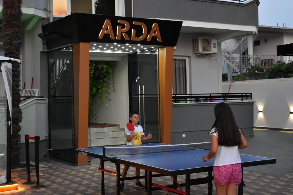 Stolný tenis v ubytovaní Hotel Arda Velipoje alebo v jeho okolí