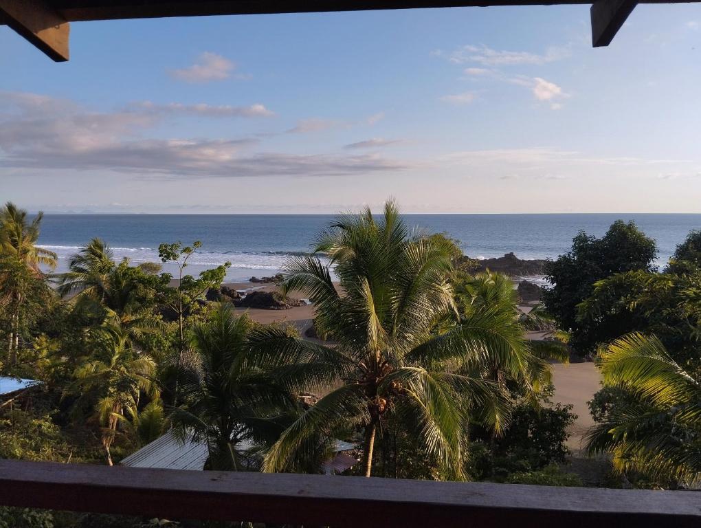 desde el balcón de un complejo con vistas a la playa en Cabaña Casa Cielo, en El Valle