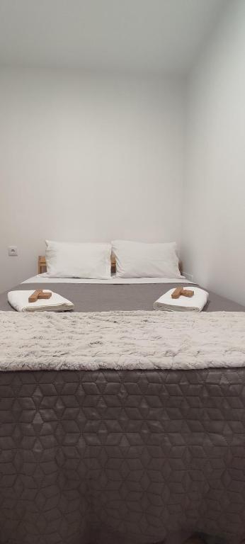 a close up of a bed with two pillows at Habtiar Guest House in Braga