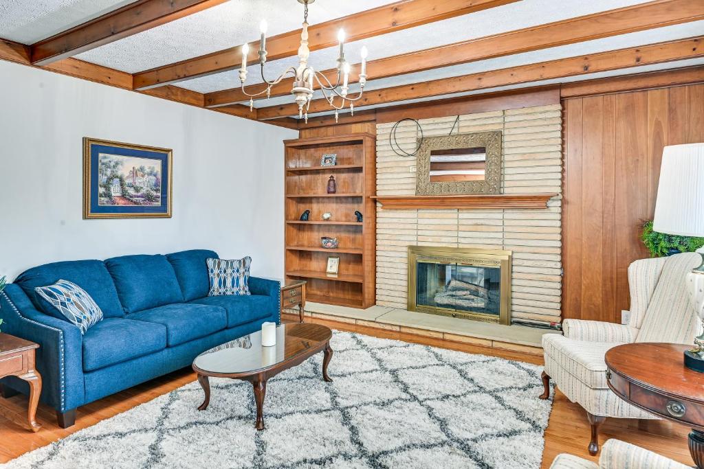 sala de estar con sofá azul y chimenea en Downtown Paintsville Vacation Rental!, en Paintsville