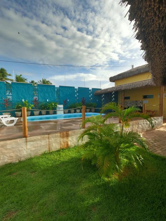 un complejo con piscina y un edificio en Wind Village Chalés en São Miguel do Gostoso