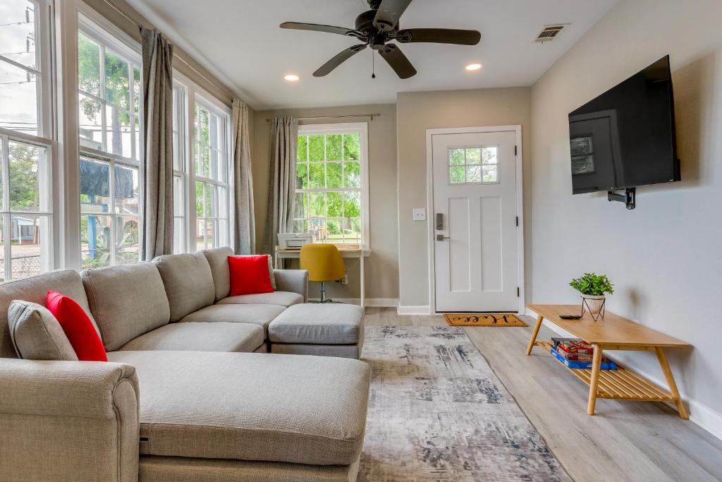 ein Wohnzimmer mit Couch und Flachbildfernseher in der Unterkunft Pet-Friendly Pensacola House Rental 3 Mi to Beach in Gulf Breeze