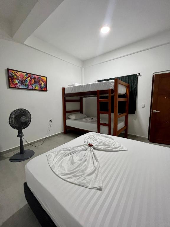 Una cama o camas en una habitación de Hostal Grand Park Palomino