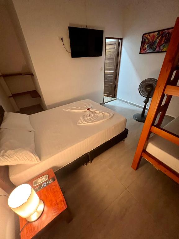 Una cama o camas en una habitación de Hostal Grand Park Palomino
