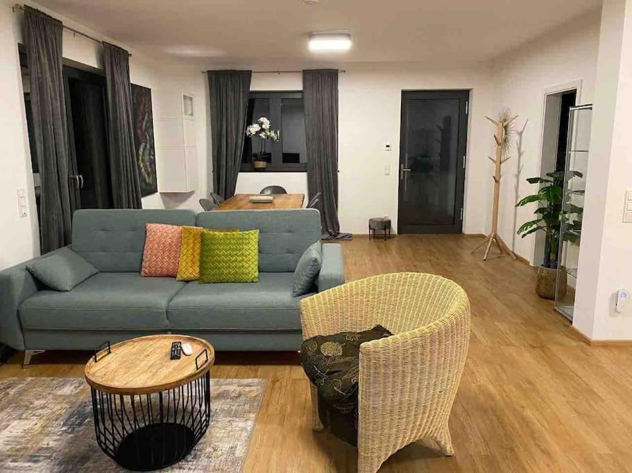 sala de estar con sofá azul y sillas en Ferienwohnung Nalbach Wohnung 1, en Nalbach